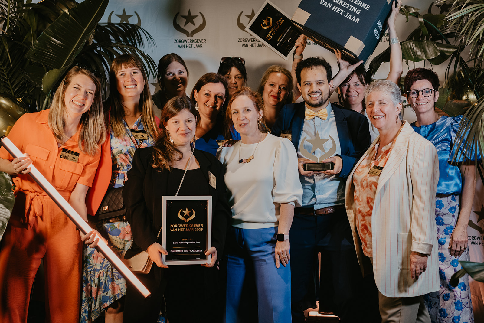 Een delegatie van Familiezorg viert hun prijs voor Beste Marketing en nominatie voor Beste Thuiszorgorganisatie.