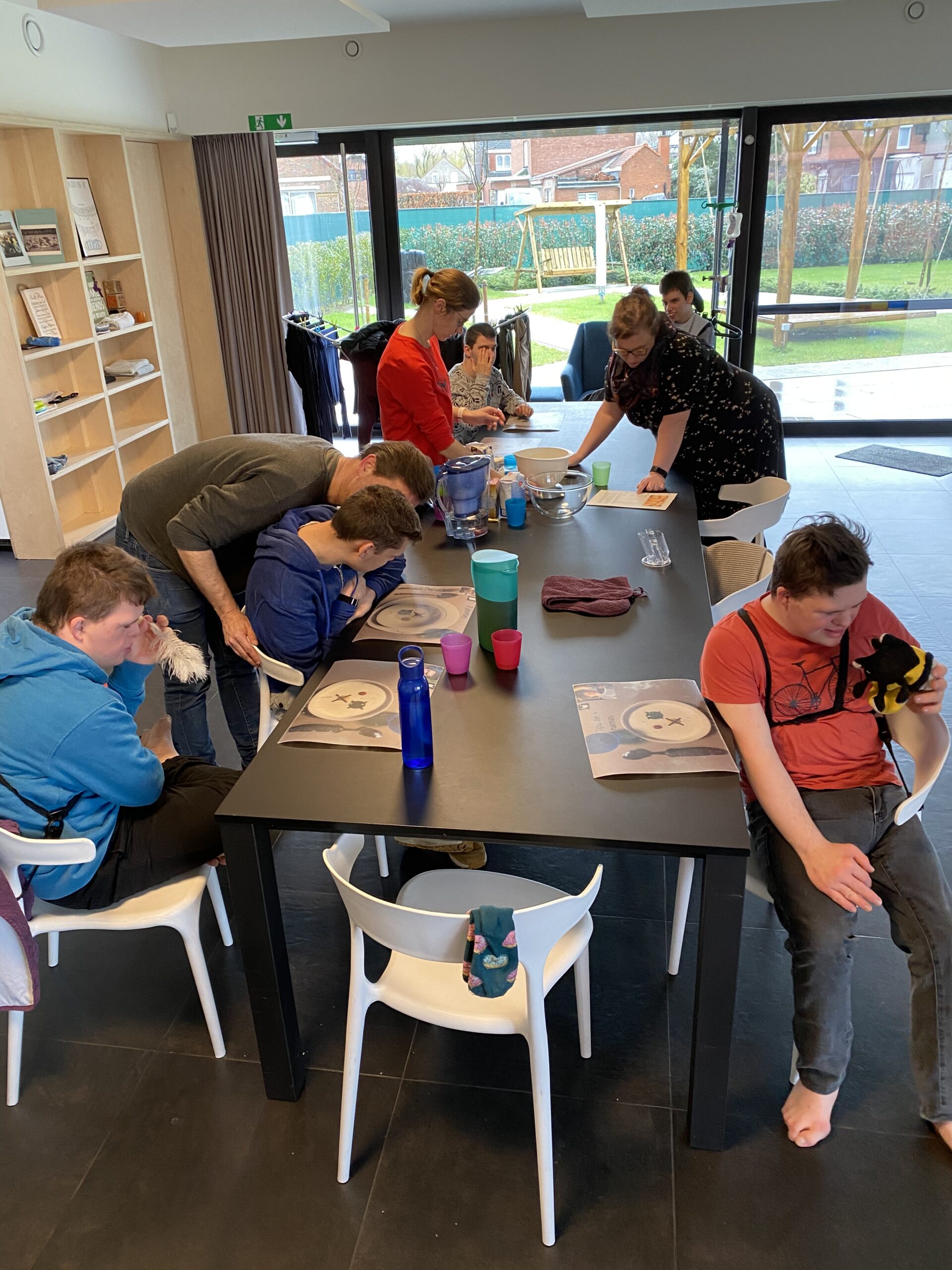 Bewoners van Bijs houden zich binnen bezig met enkele activiteiten.