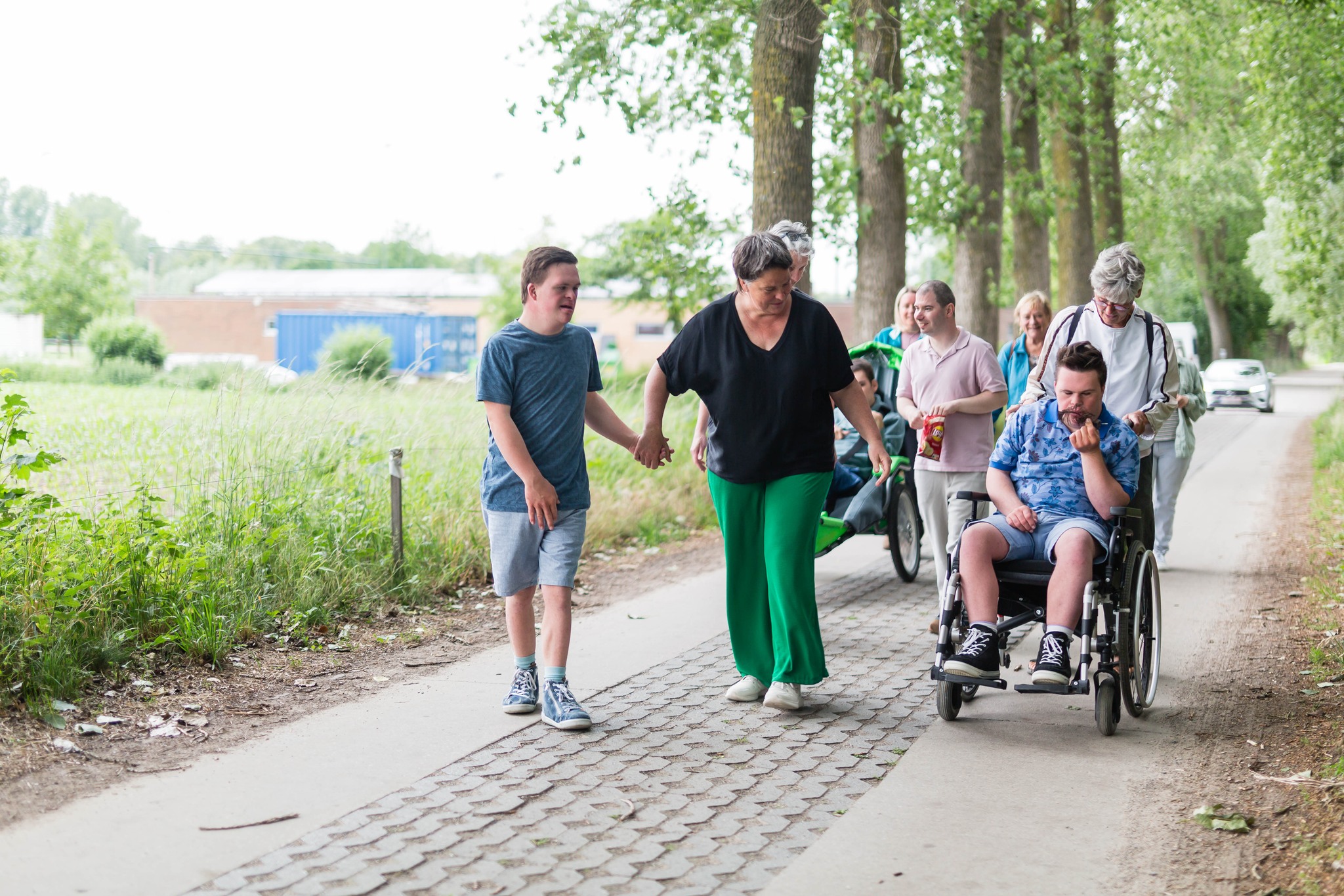 Begeleiders en verzorgenden van Bijs zijn op stap met enkele bewoners.