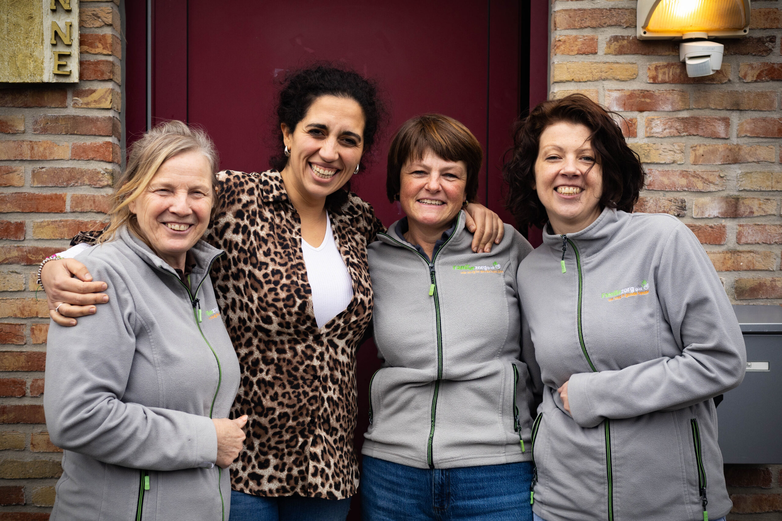 De CDO-coördinator en drie verzorgenden van CDO Ter Ronne poseren samen voor het dagcentrum.