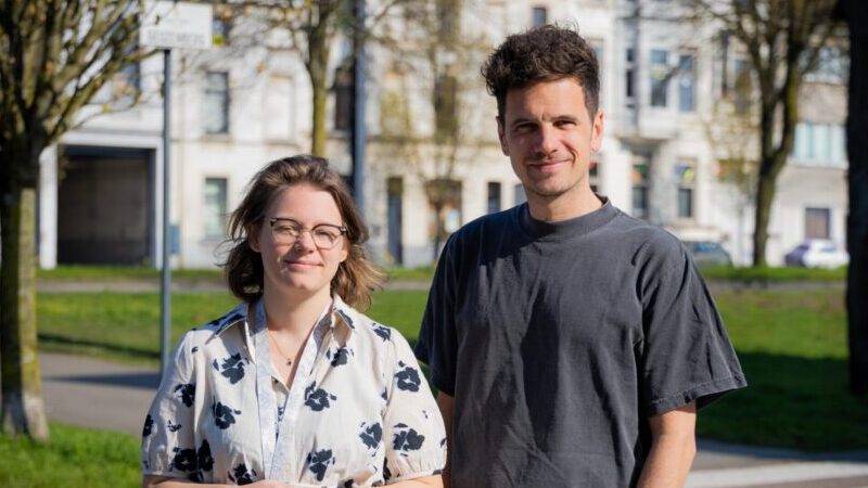 Stefanie Dejaeghere, sectorverantwoordelijke bij Familiezorg, en Pieter Broeckaert, coördinator van zorgpartner Raakzaam, werken allebei voor Bijs.