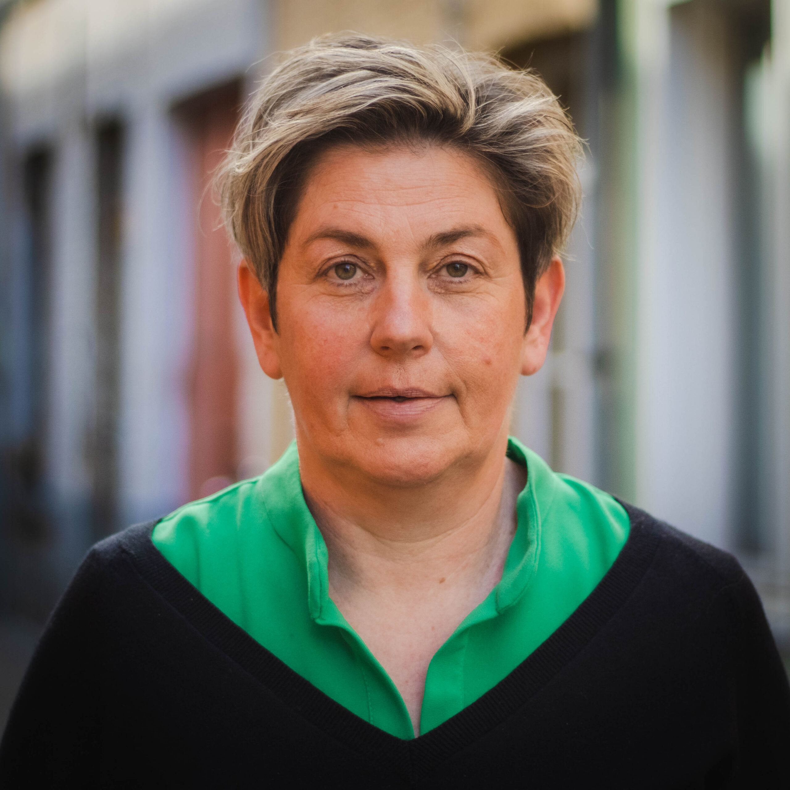 Krista. Verzorgende Familiezorg. Groene t-shirt. Zwarte trui.