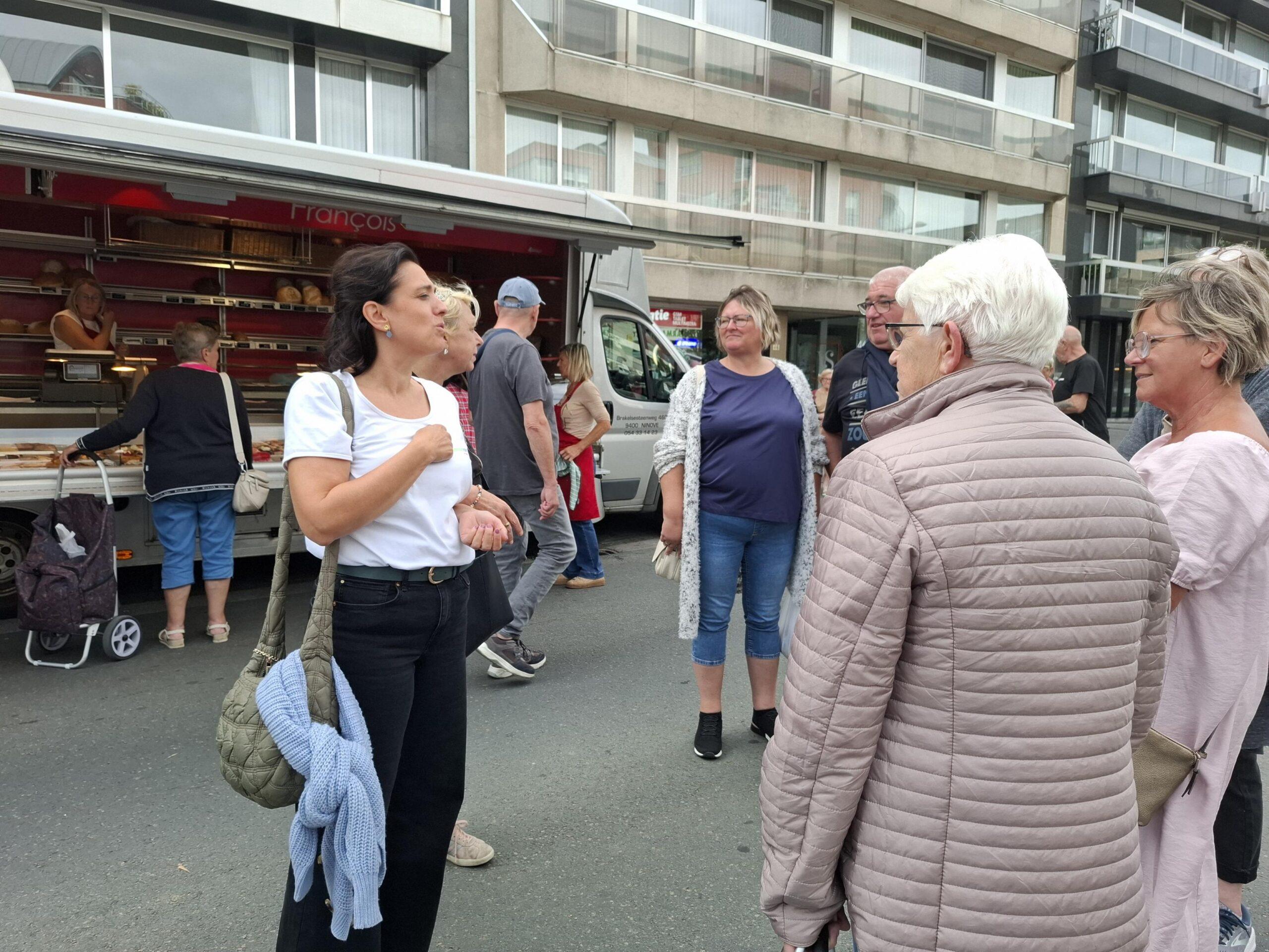 Verzorgende Carolien nam cliënte Cindy en bezoeker Sabine mee naar de markt en de Voedselbank waar ze een aantal mensen mensen ontmoetten.